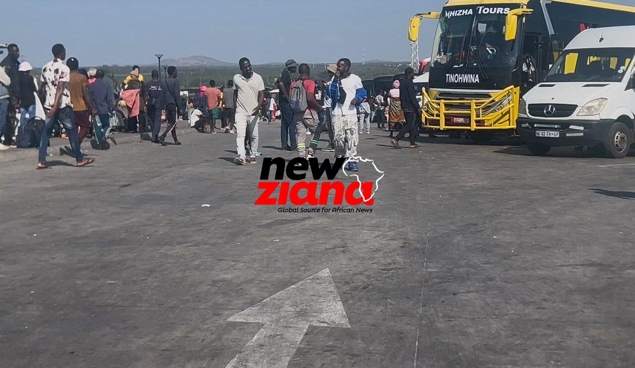 The stiuation at the Beitbridge border post as at 6pm today with hordes of Zimbababwean returnees.jpg